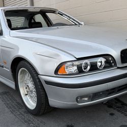 Part Out /// 2000 BMW 528i e39