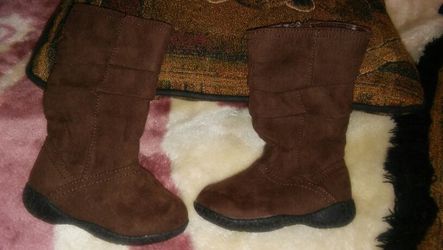 Nwt lil girl boots sz 4