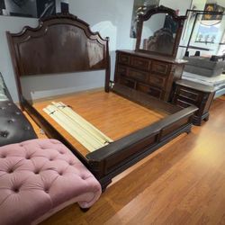 KING BED DRESSER MIRROR NIGHTSTAND MATTRESS INCLUDED $600