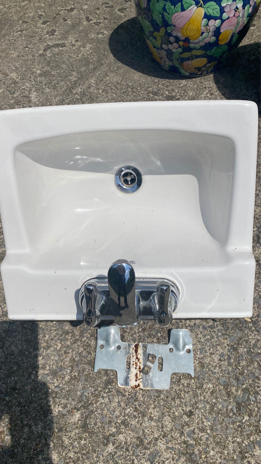 Wall sink with faucet
