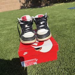 Jordan 1 mid red and black (size 5y)