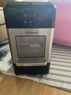 Frigidaire EFIC237 Countertop Crunchy Chewable Nugget Ice Maker