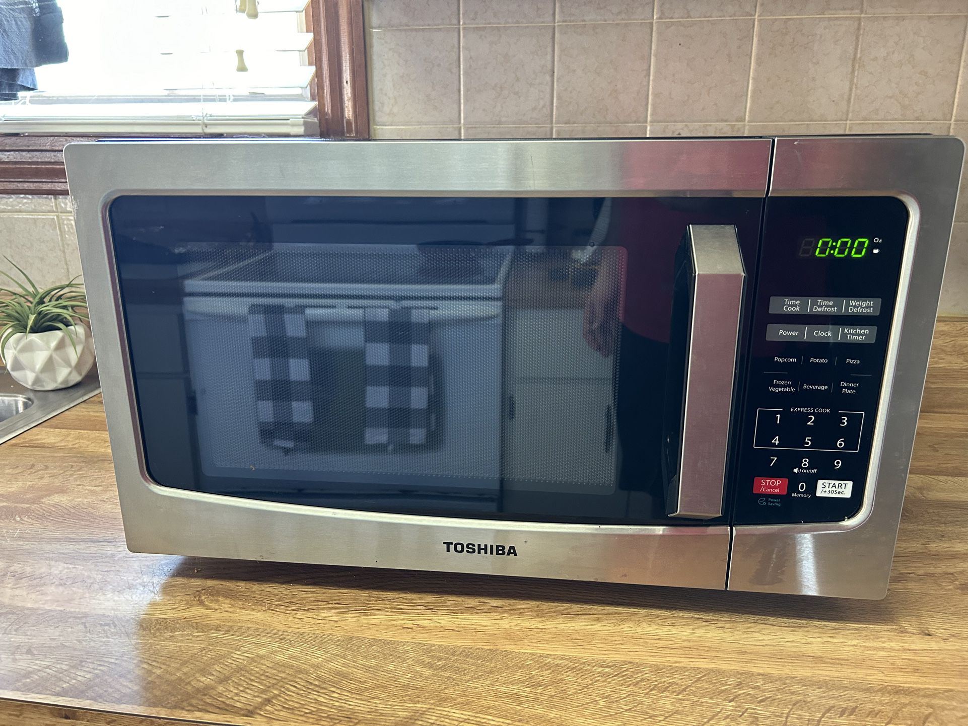 Like New Toshiba Microwave Oven