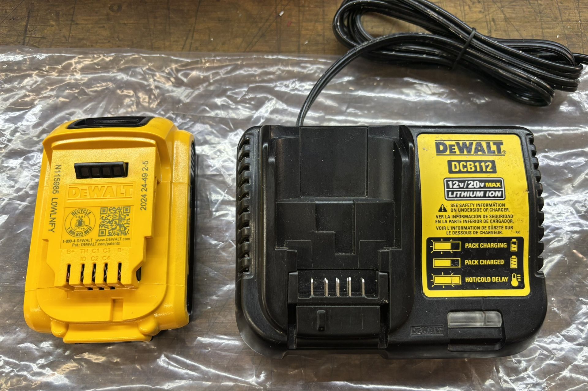 DeWalt 20 Volt Li-ion Battery 2.0ah & Charger Model DCB203 & DCB112