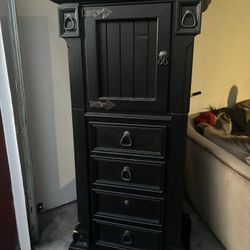 ANTIQUE DRESSER