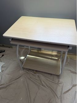 Student desk bedroom books computer laptop apple