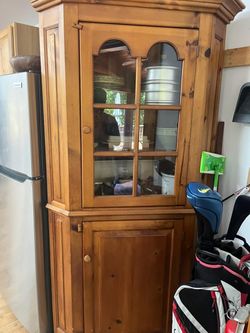 Corner cabinet