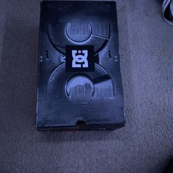 DCSHOECOUSA size 10 And A Half Shoe Model Is DC SHOES CURE
