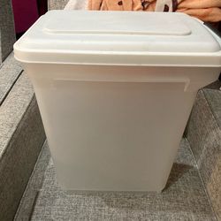 Air tight dry pet food container, not sure what it holds, guessing 25 lbs