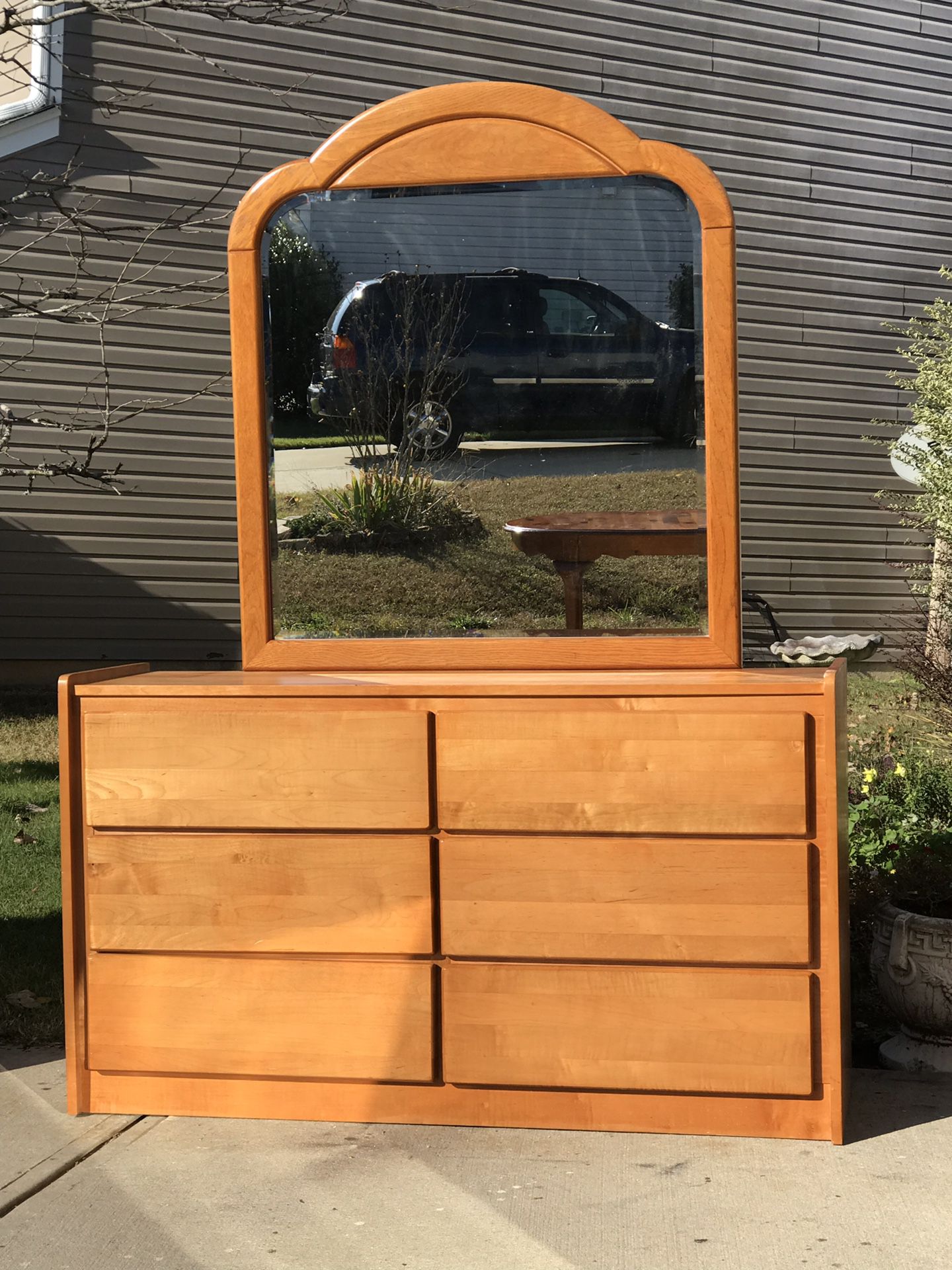Solid Wood Dresser with 6 Deep smooth Drawers and Mirror. Excellent condition. Hablar Espanol. Delivery available