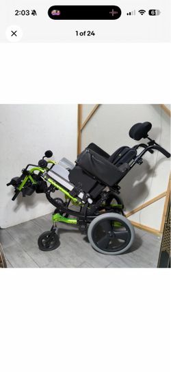 Tilt-in-Space Wheelchair with Headrest