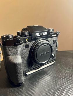 Selling Fujifilm X-T5 - Like New (body only)