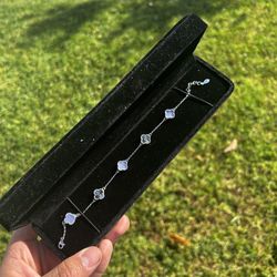 Pulsera de plata estilo van cleef