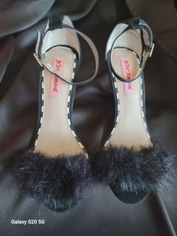 Betsy Johnson  Feather Heels size 6