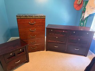 Dresser/Chest/night stand