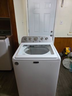 MAYTAG WASHER EXCELENT CONDITION XL CAPACITY 4.8 CU CLEAN AND DESINFECTED DELIVERY AVAILABLE FOR EXTRA FEE