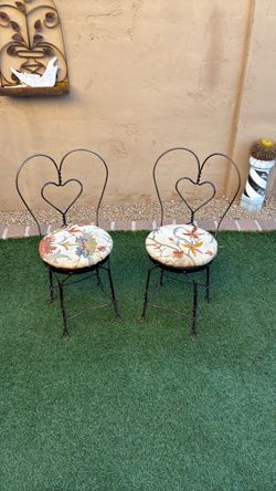 Mid-20th-century ice cream parlor or bistro style, commonly dating from the 1940s to 1960s.