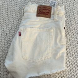 white levi shorts
