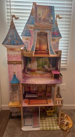 Disney princess dollhouse with accessories