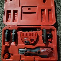 Milwaukee M12 Force Logic Press Tool 1/2”-1” Kit