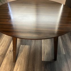 Round dining table