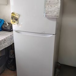 White Refrigerator – Works Perfectly