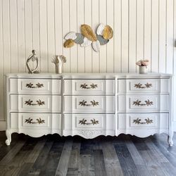 Beautiful Wooden Vintage French Provincial Thomasville Dresser, in an antique white, distress paint, original handles, lot space and organizer inside 