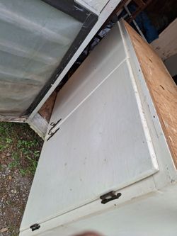 2 wooden cabinets