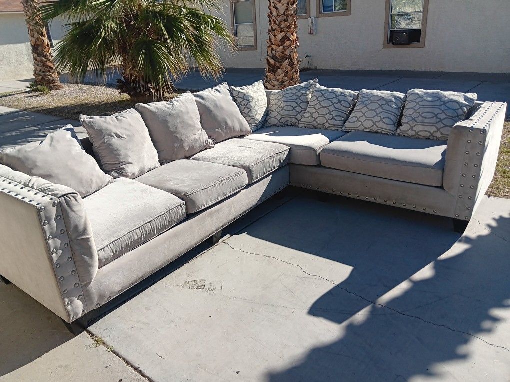 Beautiful Gray Sectional Couch