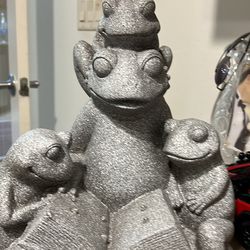 Frogs Statue 
