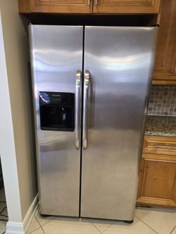 Fridge side by side excellent working condition