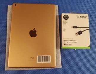 New iPad 8th Generation (WIFI) Gold 128gb with Charger