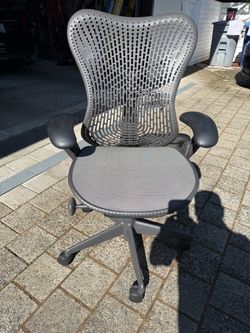 Herman Miller Mirra Task Chair with Poly Back and Mesh Seat, great condition