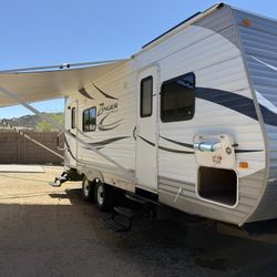 2011 Zinger ZT 250 with 3 Solar Panels (25 Feet)