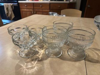 2 Sets of Dessert Bowls