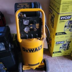 DEWALT 15-Gallon Portable Electric 225 PSI Vertical Air Compressor