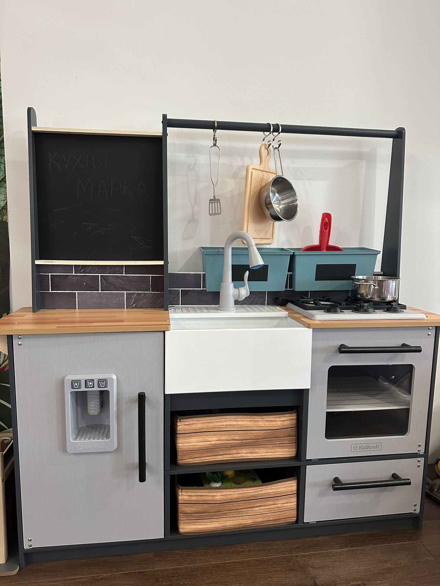 KidKraft Wooden Farm to Table Play Kitchen with EZ Kraft Assembly™, Lights & Sounds, Ice Maker and 17 Accessories
