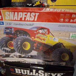 Model Car Kit ATM Ertl  Snapfast Gm Official Carolina Crusher Monster Truck Kit 