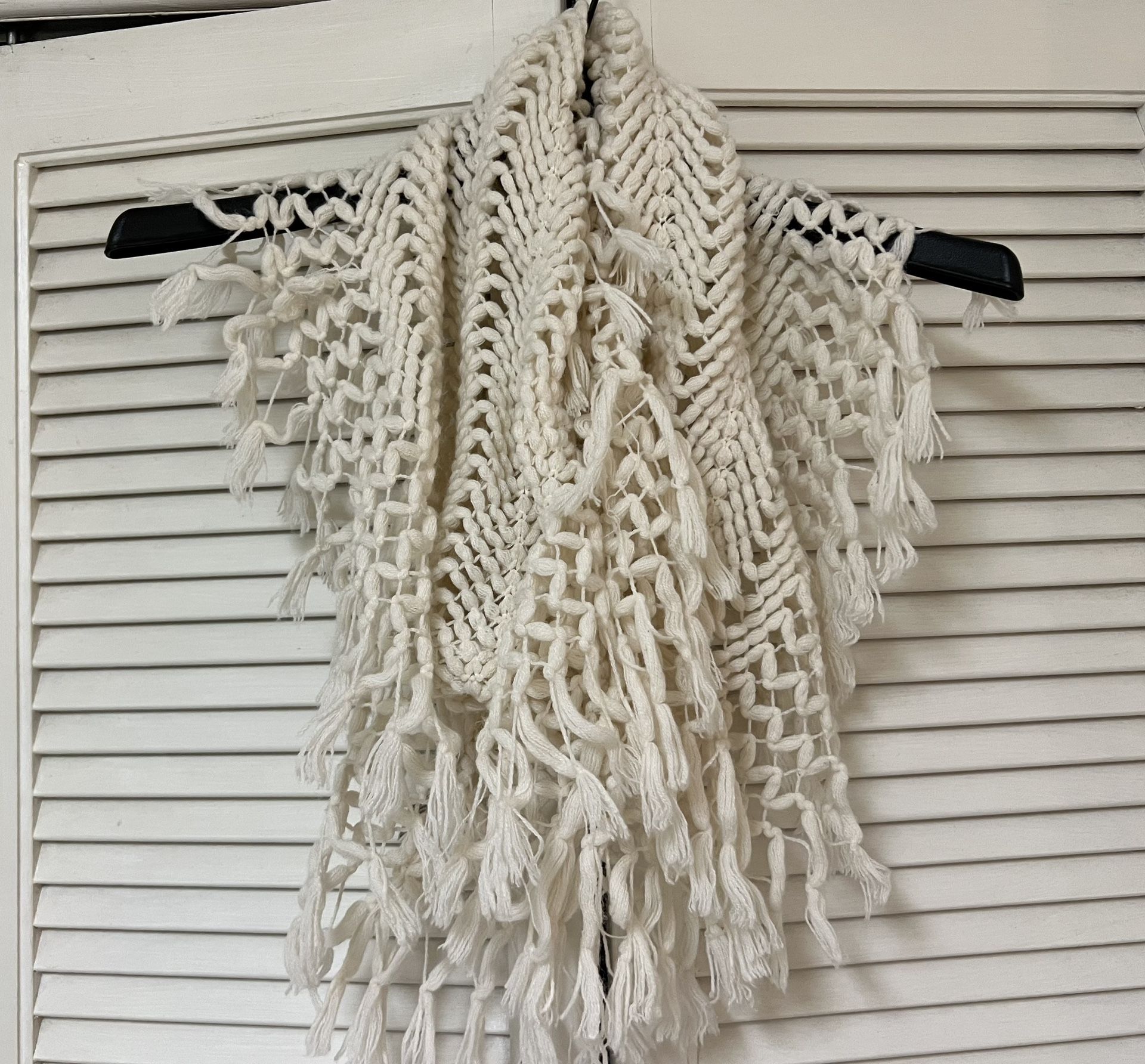 American Eagle Outfitters Cream Fringe Crochet Knit Infinity Scarf - VGUC