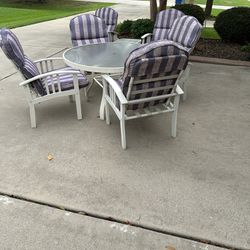 8 Piece Patio Furniture In Good Condition