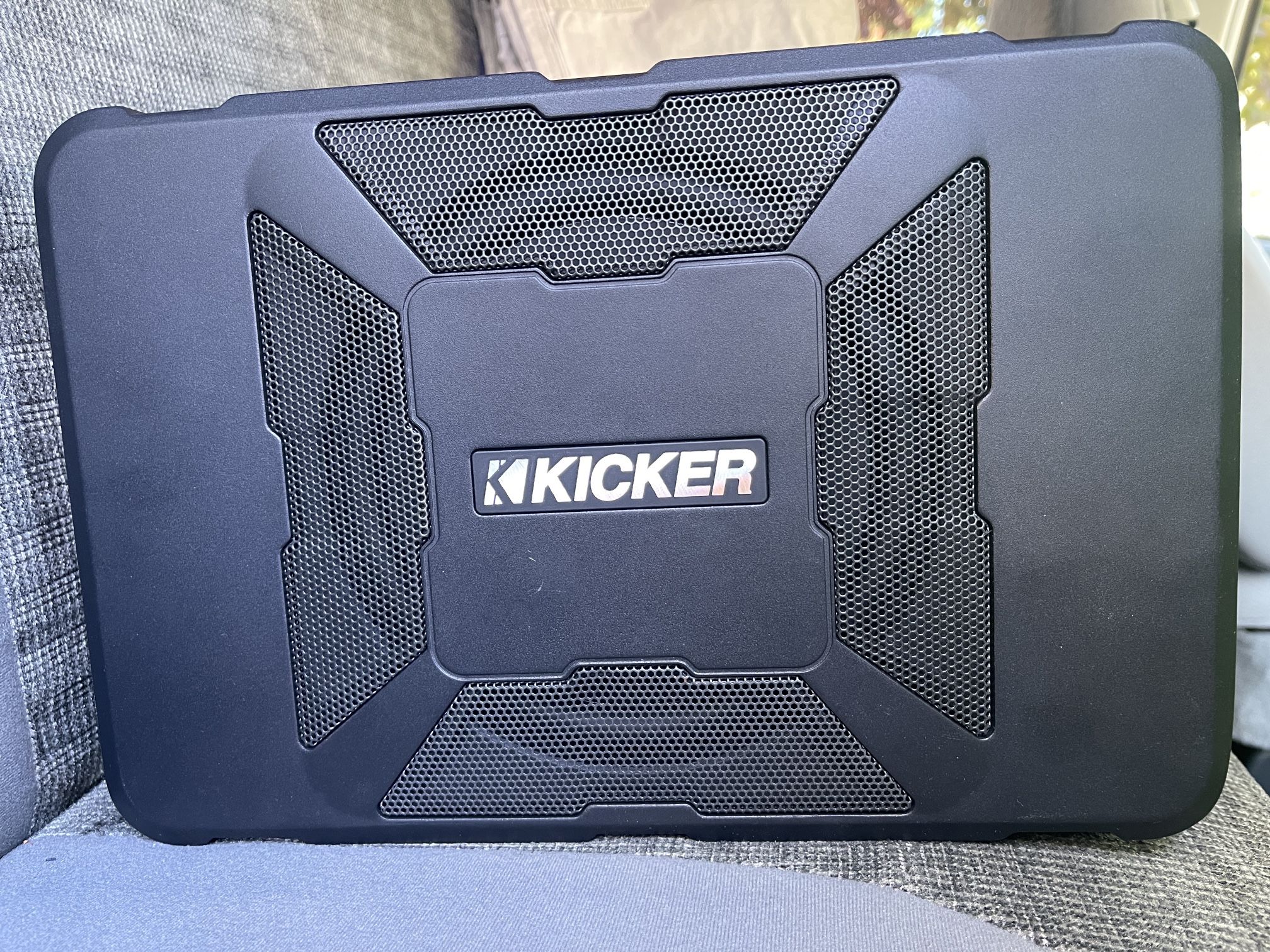 KICKER Hideaway HS8 8" 150W Car Audio Powered Subwoofer Sub Enclosure (reed description)
