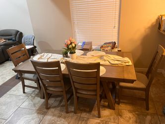 Extendable dining table
