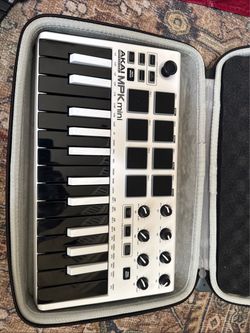 Akai professional mpk mini with case and microphone