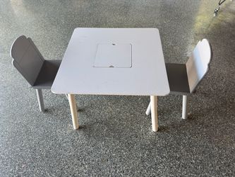 Kid table with two chairs