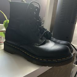 Dr. Martens Size6 Mens, Size7.5 Women’s.  Only worn twice.