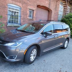 2019 Chrysler Pacifica With Power Everything, Doors, Widows Push Buttons Stater.