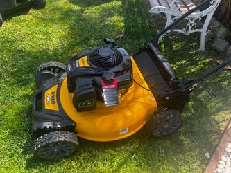 LAWN MOWER DEWALT  6.25 HORSEPOWER  SELF PROPELLED  AUTOMATIC START  REAR WHEEL DRIVE  LIKE NEW  WORKS PERFECT