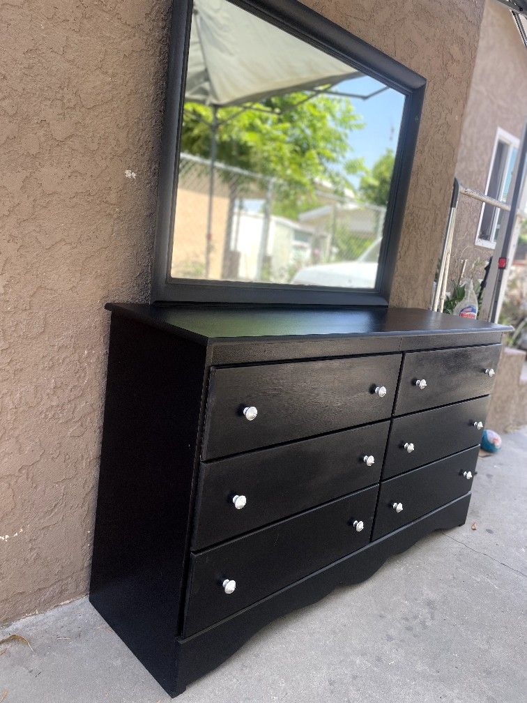 Dresser With Mirror Perfect Condition