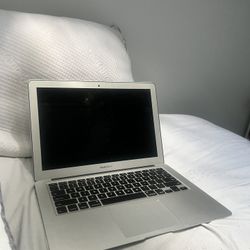 MacBook Air 2015 13 Inch. charger Included