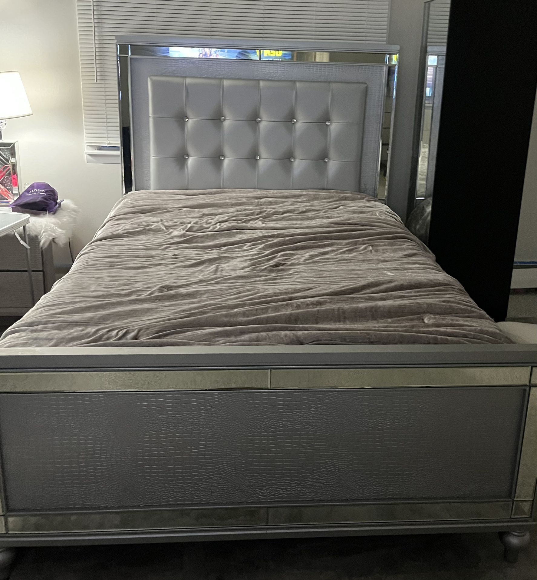 Queen Mirrored Light Up Bed